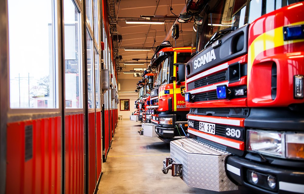 Brandbilarna står uppställda på rad i vagnhallen i Falkenberg.